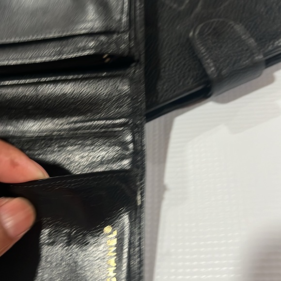 Chanel wallet one slightly mess up the other ok it’s like buy one get one free - Picture 5 of 7